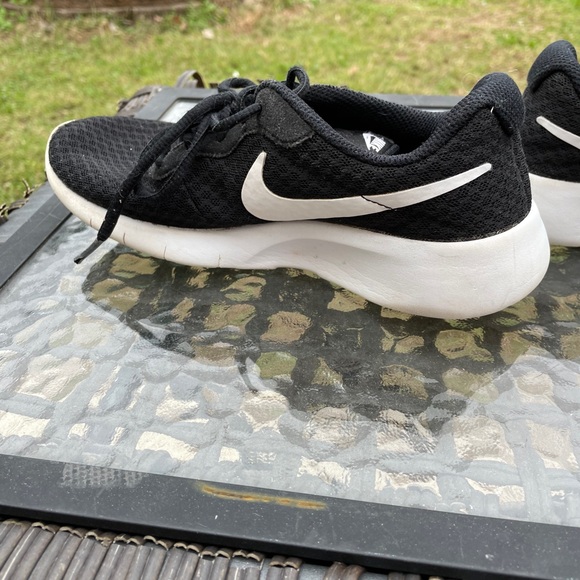 Nike black and white shoes - Picture 5 of 8